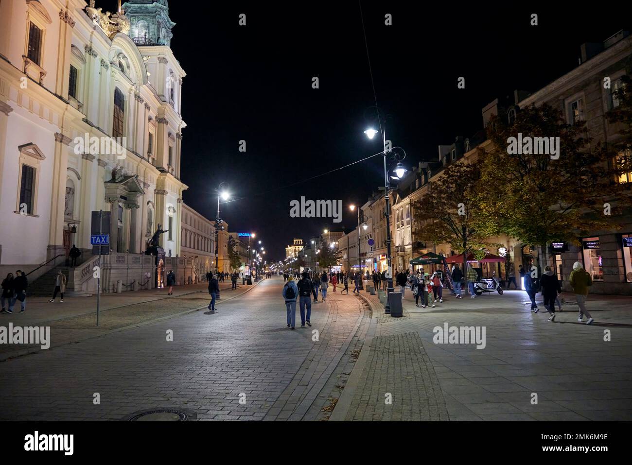 Marche rue piétonne à Varsovie la nuit, Pologne. Banque D'Images