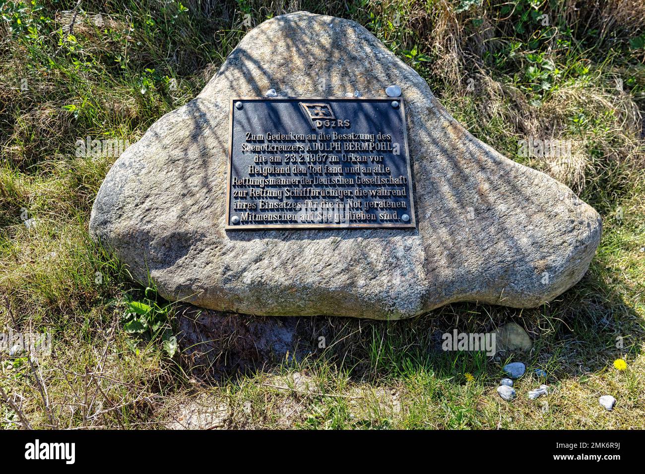 Pierre commémorative pour l'équipage du croiseur de secours Adolph Bermpohl, cimetière du Nameless, Insel Duene, Helgoland, Schleswig-Holstein, Allemagne Banque D'Images