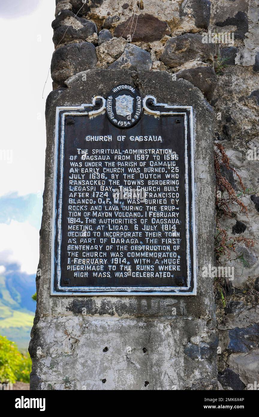 Plaque commémorative pour l'éruption volcanique (1814) du volcan Mayon sur les ruines de l'église Cagsawa, Cagsaua, ville de Legazpi, province d'Albay, Luzon Banque D'Images