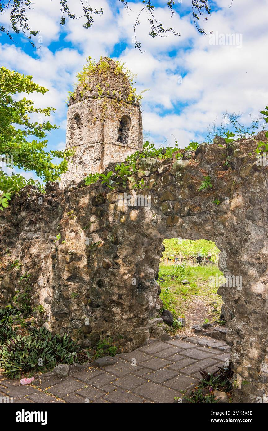 Église de Cagsawa détruite par le volcan Mayon (1814), Cagsaua, ville de Legazpi, province d'Albay, île de Luzon, Philippines Banque D'Images