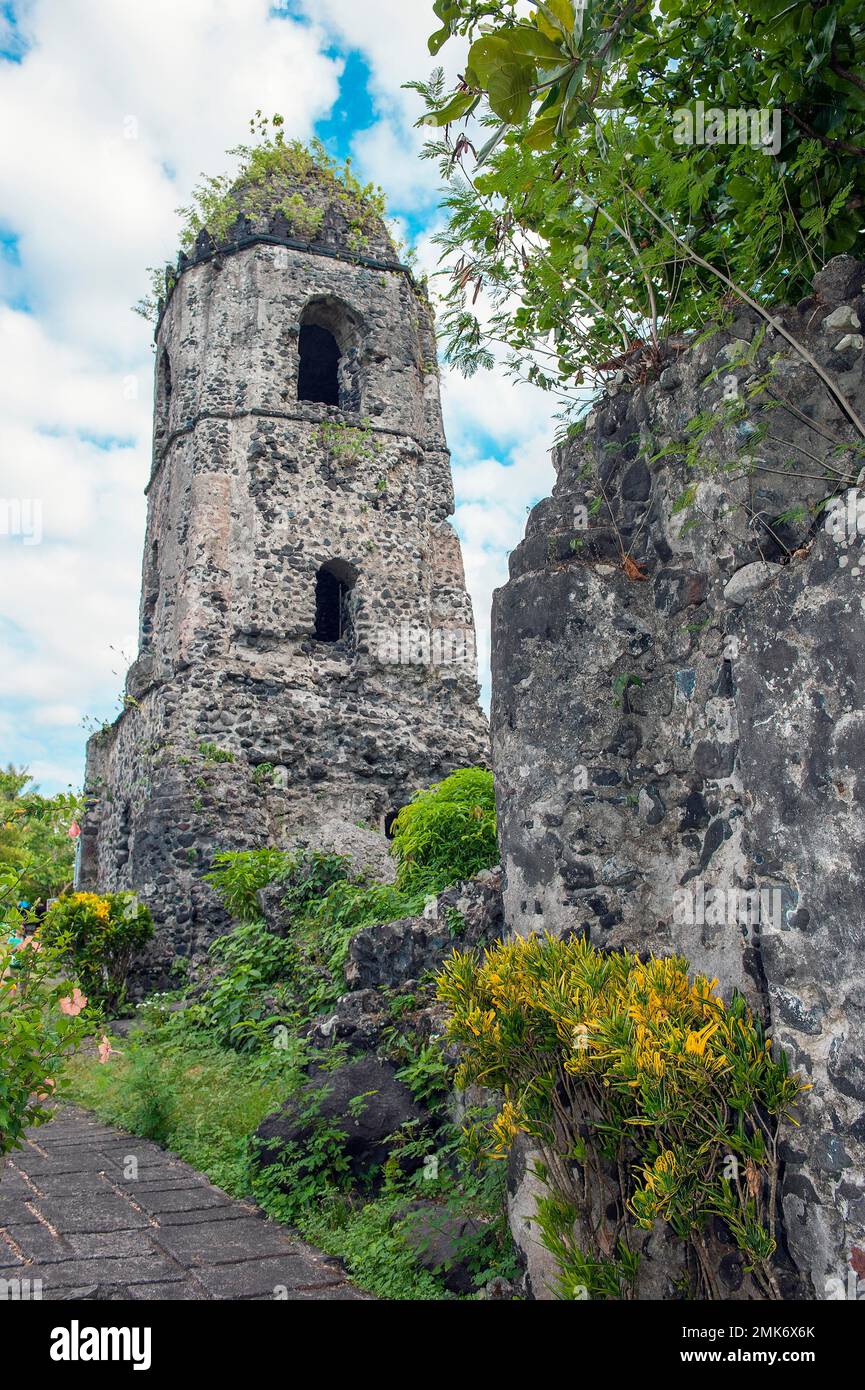 Église de Cagsawa détruite par le volcan Mayon (1814), Cagsaua, ville de Legazpi, province d'Albay, île de Luzon, Philippines Banque D'Images