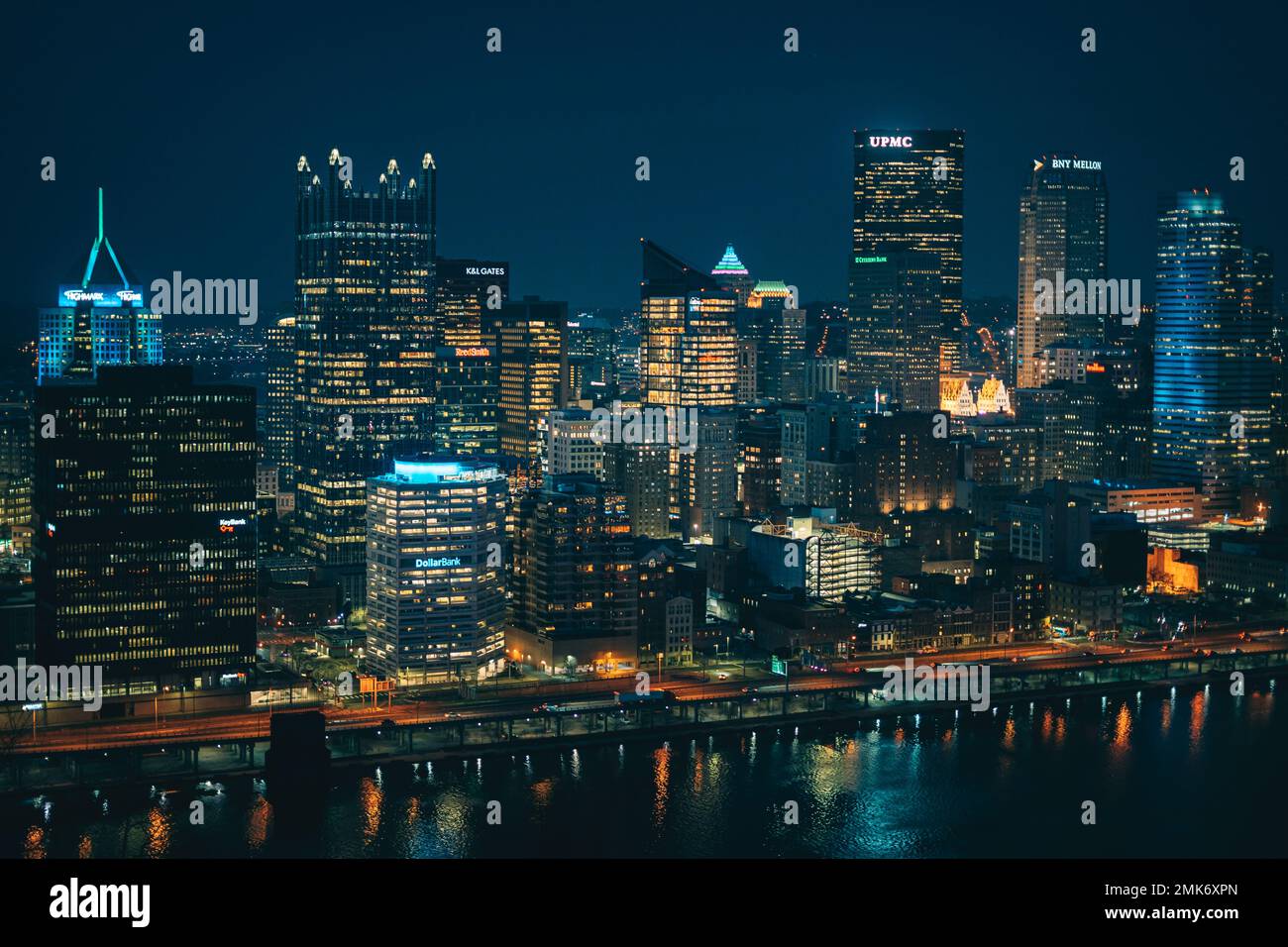 Vue sur les gratte-ciel depuis le mont Washington la nuit, Pittsburgh, Pennsylvanie Banque D'Images
