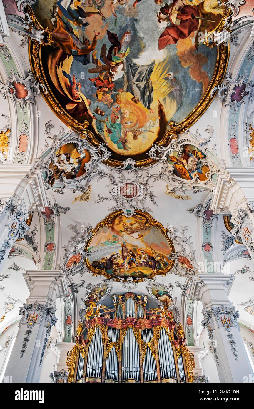 Galerie d'orgue et fresques de plafond, église de Saint George et St. James, Isny, Allgaeu, Bavière, Allemagne Banque D'Images