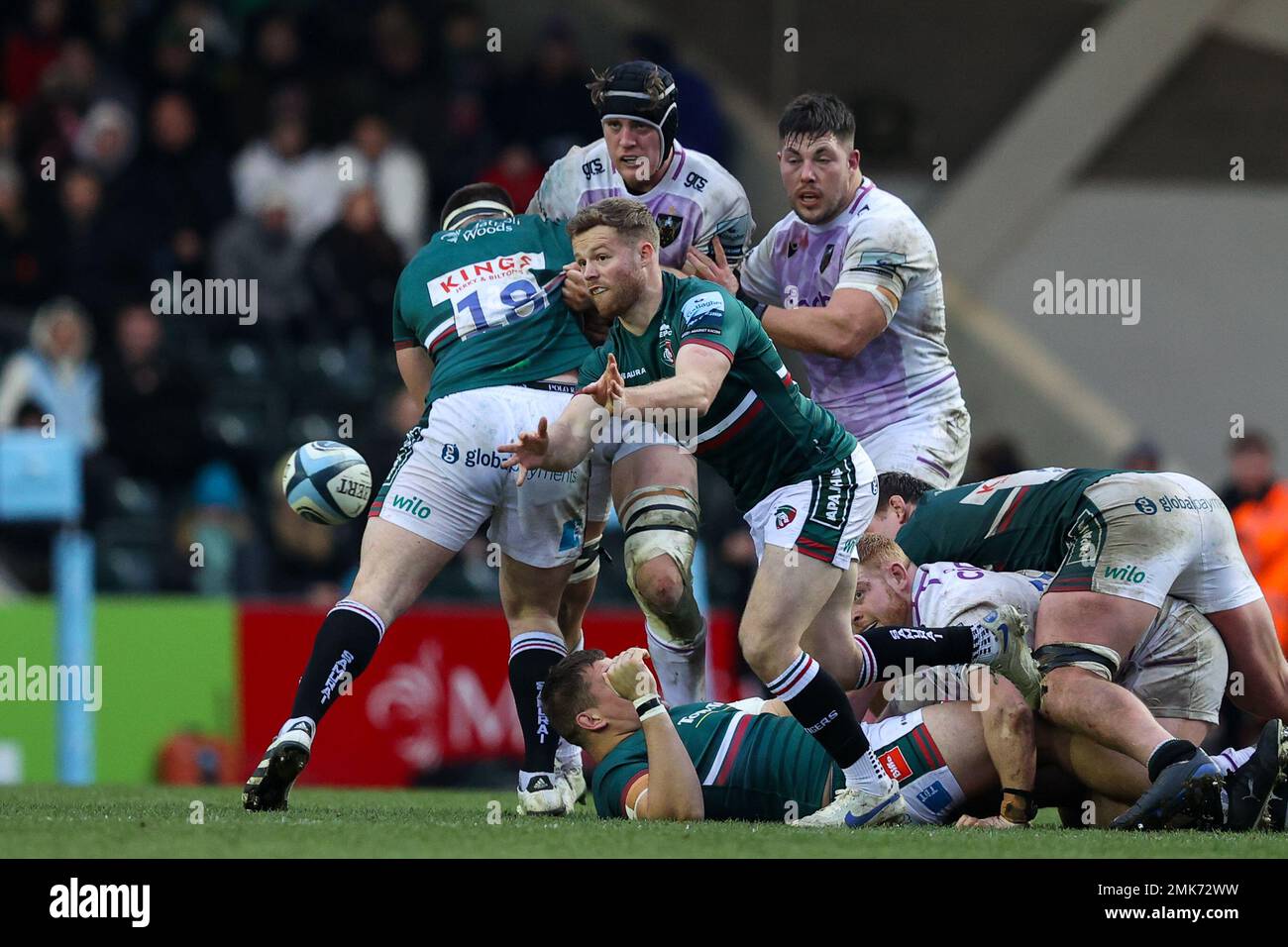 Tom Whiteley, qui fait ses débuts pour Leicester Tigers passe le ballon lors du match Gallagher Premiership Match Leicester Tigers contre Northampton Saints à Mattioli Woods Welford Road, Leicester, Royaume-Uni, 28th janvier 2023 (photo de Nick Browning/News Images) Banque D'Images