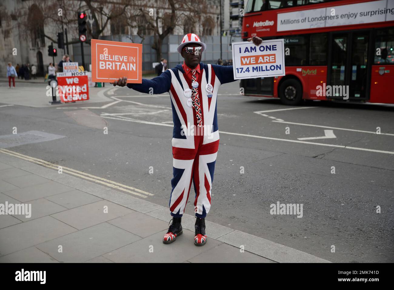 A pro-Brexit leave the European Union supporter holds up placards outside the Houses of Parliament in London, Wednesday, April 3, 2019. After failing repeatedly to win Parliament's backing for her Brexit blueprint, Britain's Prime Minister Theresa May dramatically changed gear Tuesday, saying she would seek to delay Brexit _ again _ and hold talks with the opposition to seek a compromise. (AP Photo/Matt Dunham) Banque D'Images