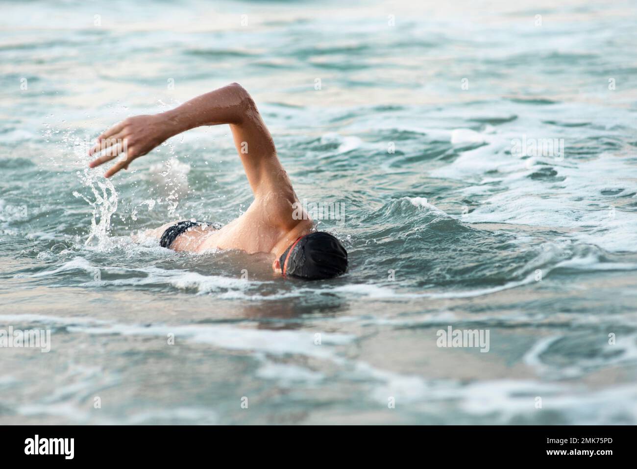 homme nageur natation océan. Photo haute résolution Banque D'Images