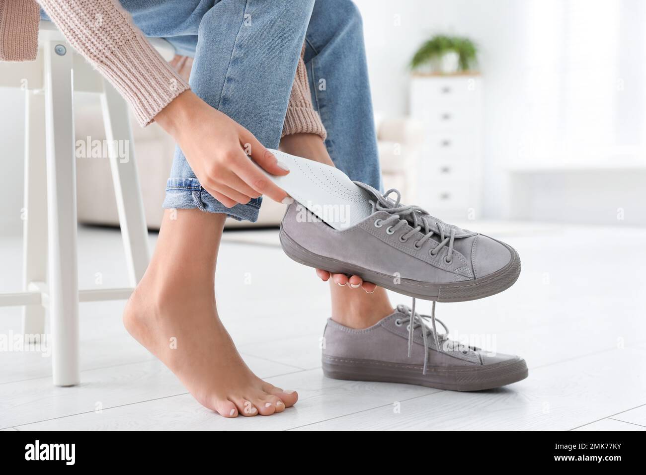 Femme mettant une semelle intérieure orthopédique dans une chaussure à la  maison, en gros plan Photo Stock - Alamy