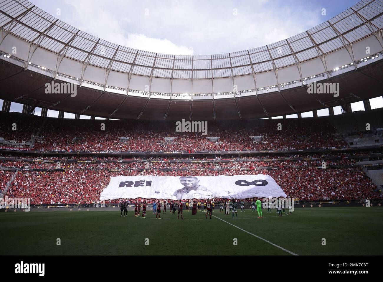 Brasilia, Brésil. 28th janvier 2023. DF - Brasilia - 01/28/2023 - SUPERCOPA 2023 FINAL, PALMEIRAS X FLAMENGO - bannière en l'honneur du roi Pele lors de l'entrée sur le terrain pour le match contre Flamengo au stade Mane Garrincha pour le championnat SuperCopa 2023. Photo: Ettore Chiereguini/AGIF/Sipa USA crédit: SIPA USA/Alay Live News Banque D'Images