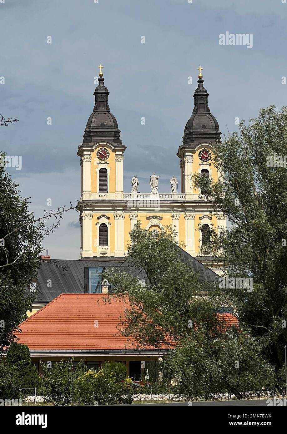 Des tours jumelles avec horloges et croix sont vues à l'Assomption de l'église ou de la cathédrale catholique Marie dans le village de Kalocsa en Hongrie. Banque D'Images