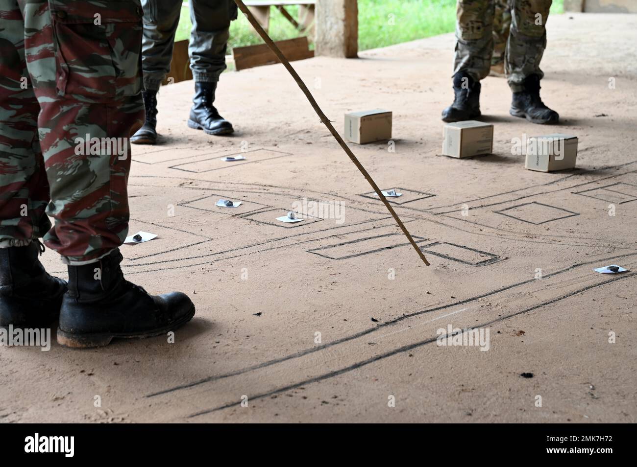 Des soldats béninois du bataillon de parachutistes du 1st Commando passent par les plans de mission sur une carte dessinée à la main avec un béret vert de l'armée américaine lors d'un entraînement combiné d'exercice (JCET) à Ouassa, au Bénin, le 6 septembre 2022. Les partenariats et les alliances sont le fondement de la défense et de l'engagement diplomatique des États-Unis. Banque D'Images