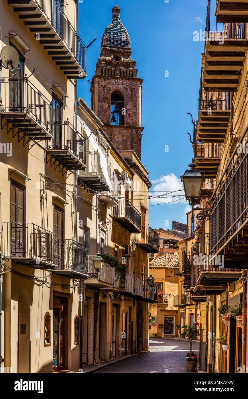 Castelbuono dans les montagnes Madonie avec la vieille ville historique, Castelbuono, Sicile, Italie Banque D'Images