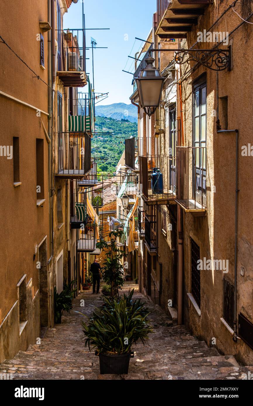 Castelbuono dans les montagnes Madonie avec la vieille ville historique, Castelbuono, Sicile, Italie Banque D'Images