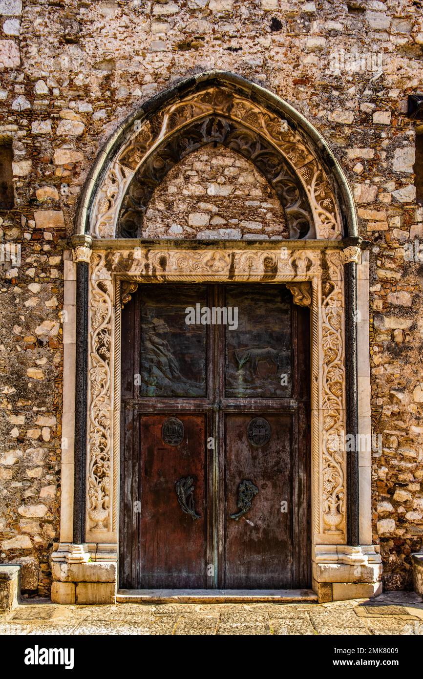 Cathédrale Saint-Nicolas, Duomo di Taormina, Taormine sur une terrasse rocheuse sur la pente de Monte Tauro, Taormina, Sicile, Italie Banque D'Images
