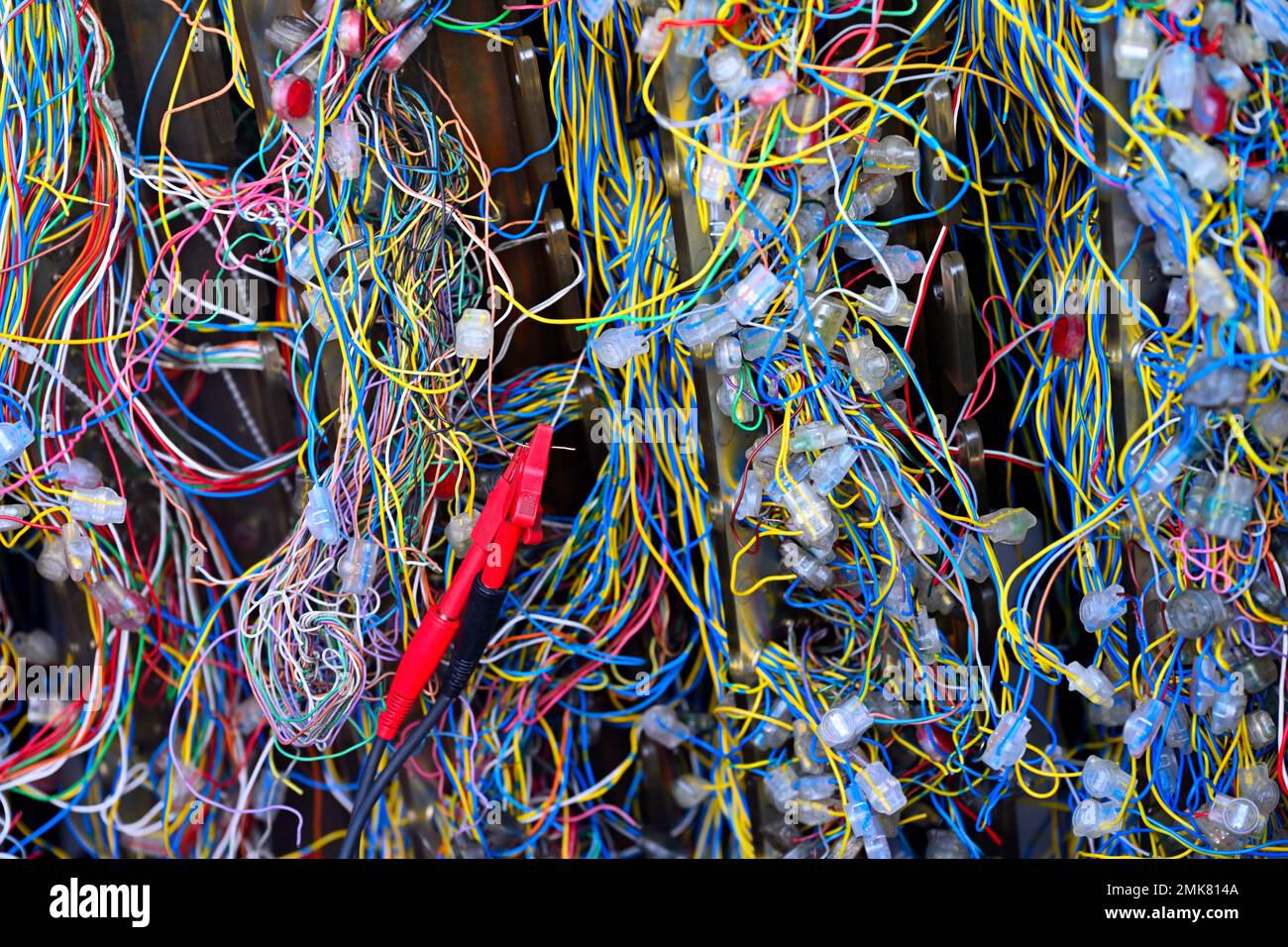 Boîte de jonction téléphonique avec enchevêtrement de fils multicolores reliés pour effectuer la connexion et tester les clips de sonde Banque D'Images