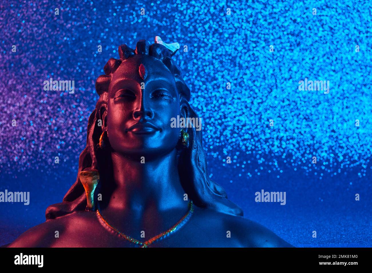 Maha Shivratri, Lord Shiva sur fond bleu. Banque D'Images