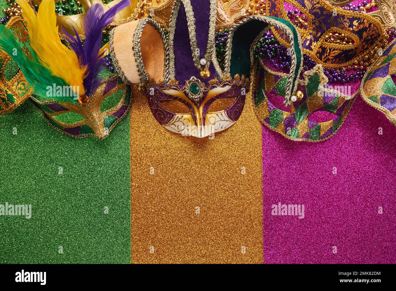 Mardi gras, Venetian ou Carnivale masque sur un fond tricolore brillant. Banque D'Images