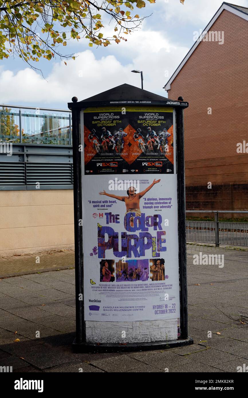 L'affiche couleur violet pour la comédie musicale, Cardiff, pays de