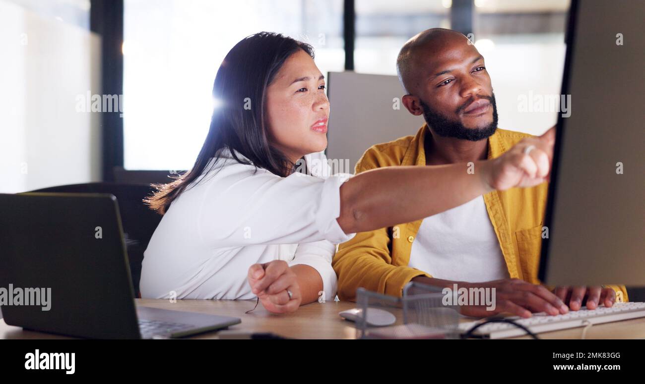 Collaboration, travail d'équipe et idée avec les gens d'affaires à l'ordinateur pour le marketing numérique, la conception de Web et la stratégie. Coacher, former et passer en revue avec Banque D'Images
