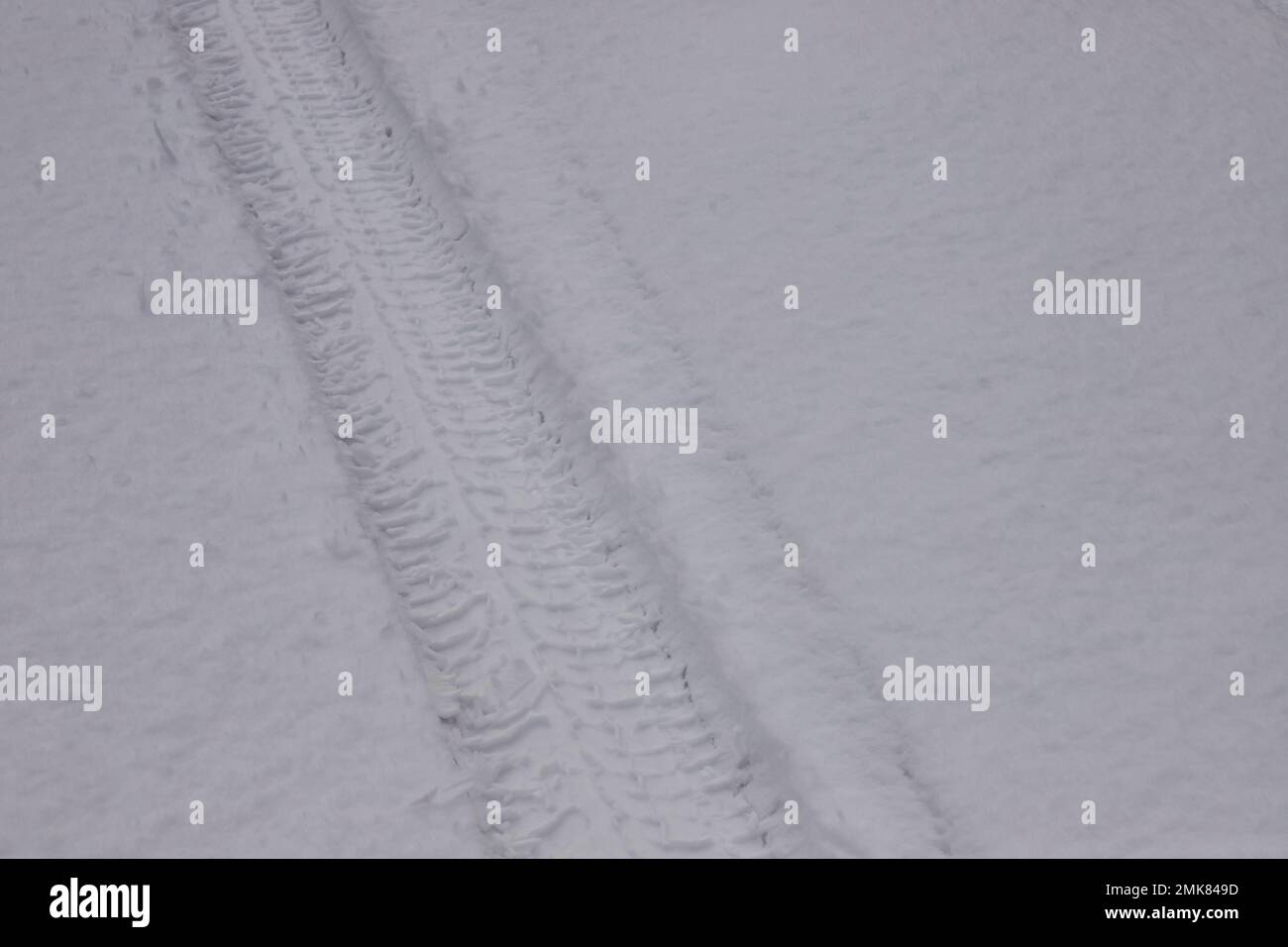 Sentier d'hiver d'une roue de voiture dans la neige, gros plan. Banque D'Images