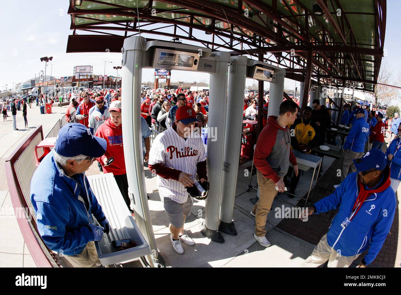 Fans go through security ahead of first inning of the opening day baseball game between the Philadelphia Phillies and the Atlanta Braves, Thursday, March 28, 2019, in Philadelphia. (AP Photo/Matt Rourke) Banque D'Images