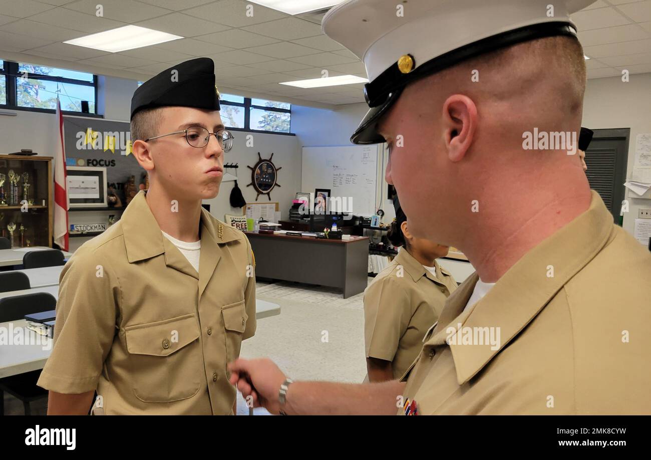 220907-N-LY580-1005 ALEXANDER CITY, Alabama (sept 7, 2022) Sgt du corps des Marines des États-Unis. Dylan Rhodes, conseillère en carrière, poste de recrutement Montgomery, à droite, inspecte l'uniforme de Benjamin Russell High School Navy Junior Reserve Officers Training corps Cadet Thomas Carver. Banque D'Images