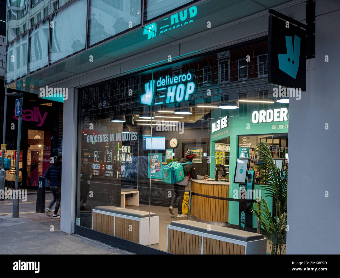 Deliveroo Hop Grocery Store Londres - Deliveroo a ouvert son premier magasin d'épicerie de briques et de mortier sur New Oxford St London en partenariat avec Morrisons. Banque D'Images