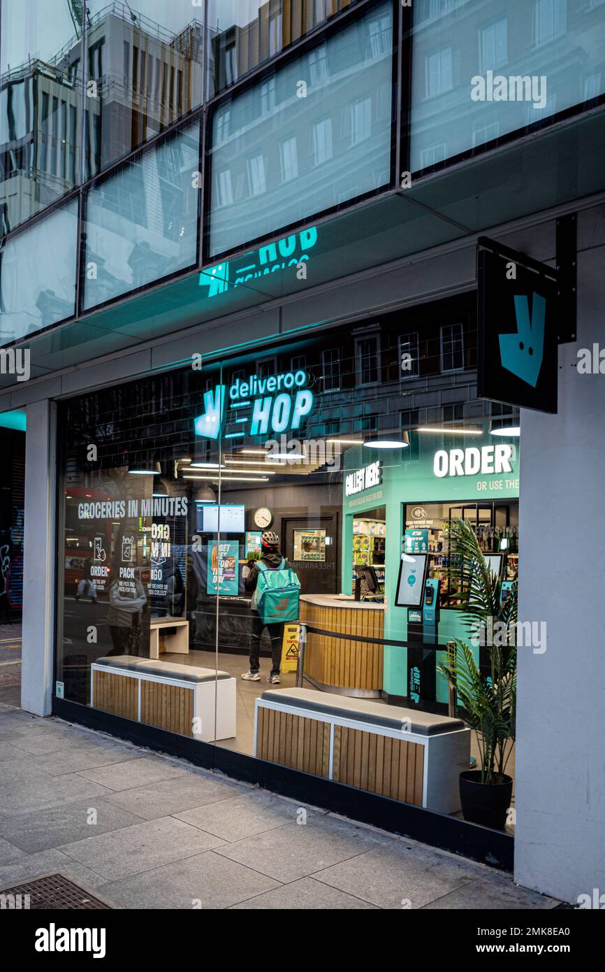 Deliveroo Hop Grocery Store Londres - Deliveroo a ouvert son premier magasin d'épicerie de briques et de mortier sur New Oxford St London en partenariat avec Morrisons. Banque D'Images