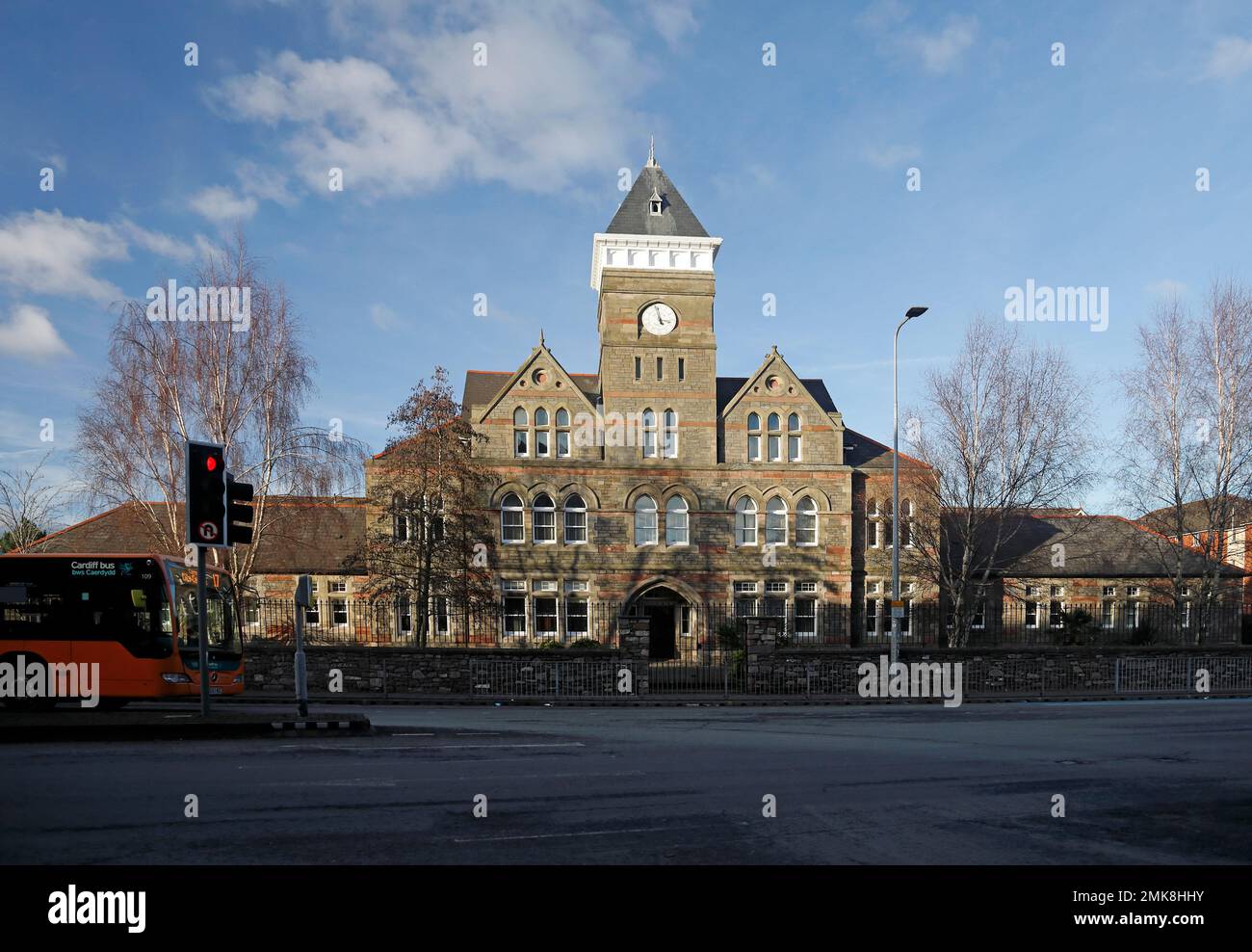 Façade de l'ancien hôpital St David, Cowbridge Road East. Appartements maintenant résidentiels. Cardiff, pays de Galles du Sud. Janvier 2023. Hiver. Banque D'Images