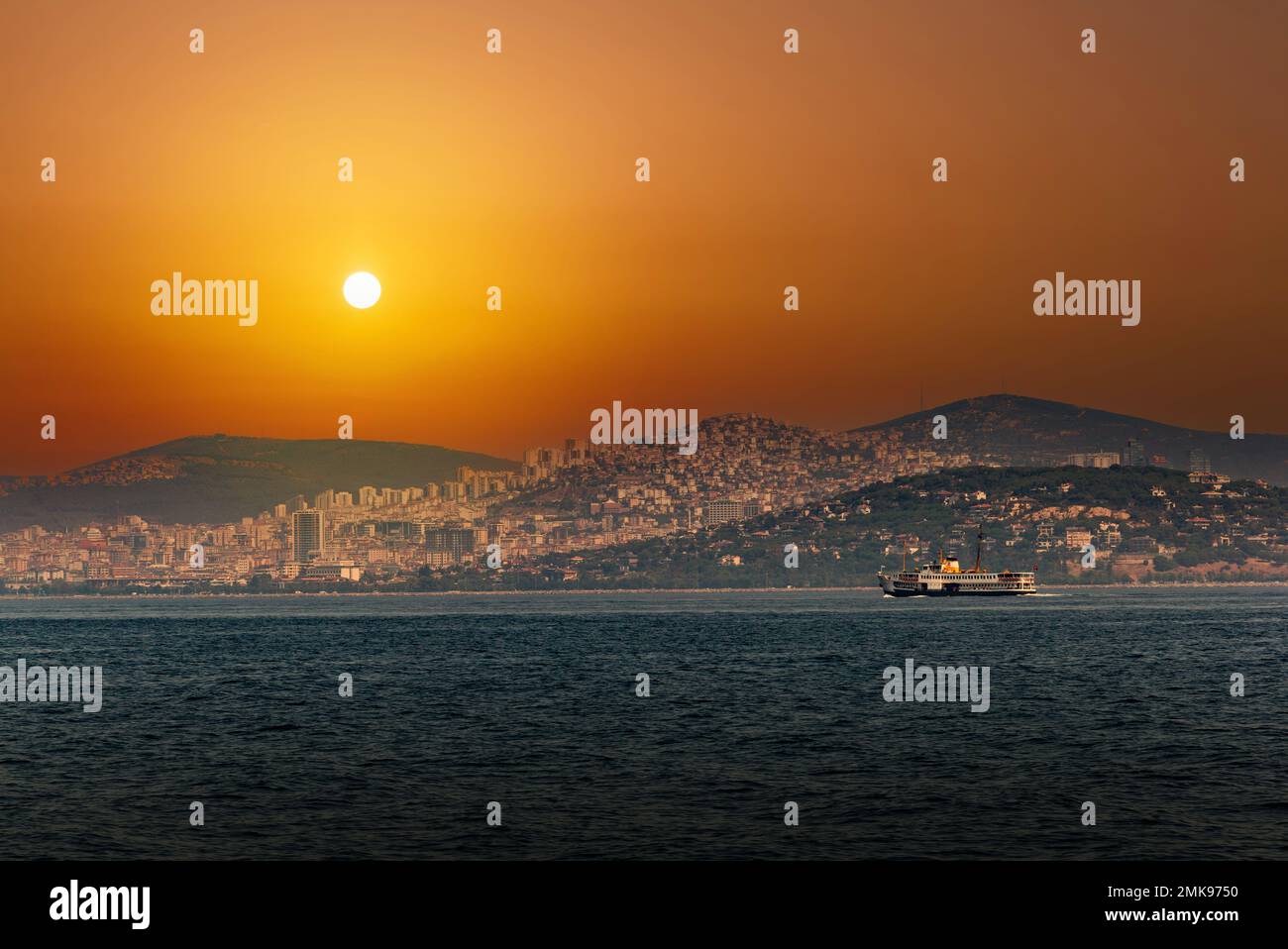 Coucher de soleil sur le front de mer de la mer de Marmara. Istanbul, Turquie Banque D'Images