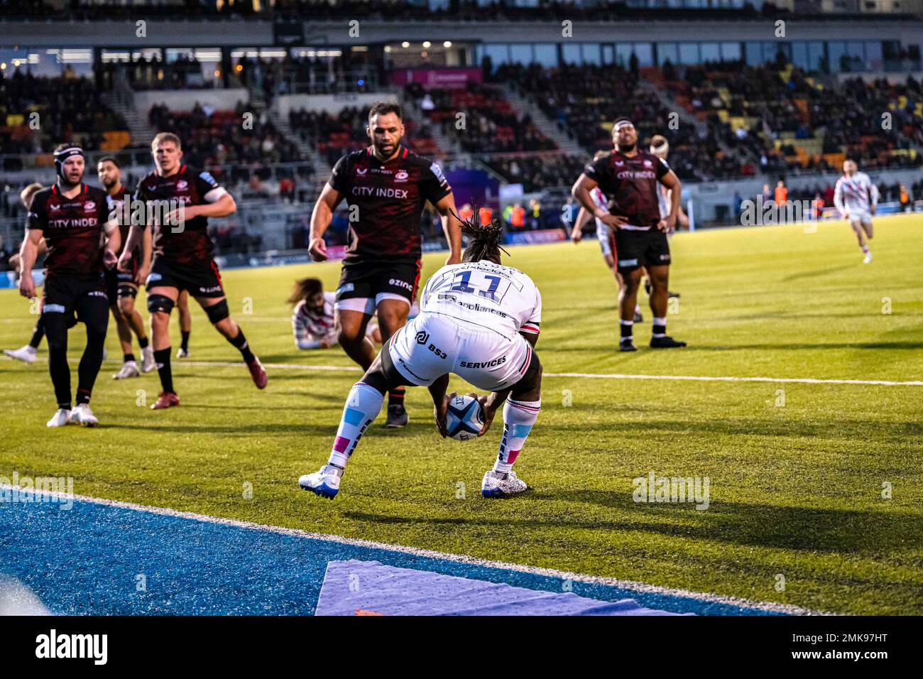 LONDRES, ROYAUME-UNI. 28th janvier 2023. Bristol Bears marque un essai lors du match de rugby Gallagher Premiership Round 16 entre Saracens et Bristol Bears au Stoop Stadium le samedi 28 janvier 2023. LONDRES, ANGLETERRE. Credit: Taka G Wu/Alay Live News Banque D'Images