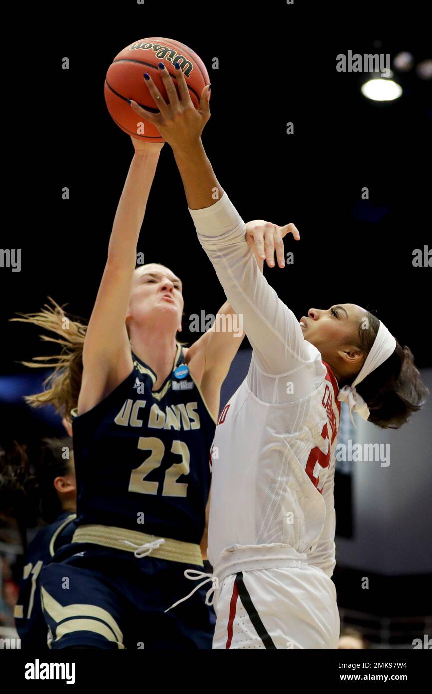 UC Davis forward Morgan Bertsch, let, blocks a shot by Stanford guard Kiana Williams during the first half of a first-round game in the NCAA women's college basketball tournament in Stanford, Calif. Saturday, March 23, 2019. (AP Photo/Chris Carlson) Banque D'Images