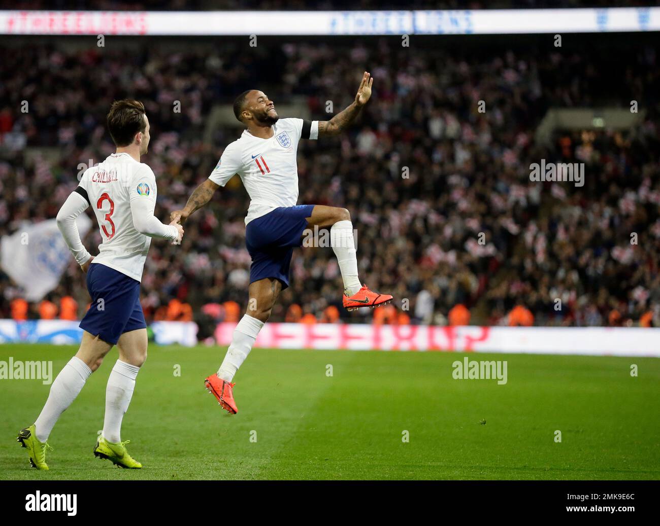 England's Raheem Sterling, right, celebrates after scoring his side's fourth goal during the Euro 2020 group A qualifying soccer match between England and the Czech Republic at Wembley stadium in London, Friday March 22, 2019. (AP Photo/Tim Ireland) Banque D'Images