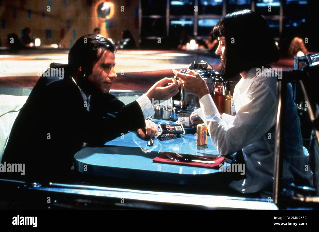 JOHN TRAVOLTA et UMA THURMAN dans LA PÂTE DE FICTION 1994 réalisateur / écrivain QUENTIN TARANTINO histoires Quentin Tarantino et Roger Avary costume design Betsy Heimann producteur Lawrence Bender A Band Apart / Jersey Pictures / Miramax (USA) - Buena Vista International (Royaume-Uni) Banque D'Images