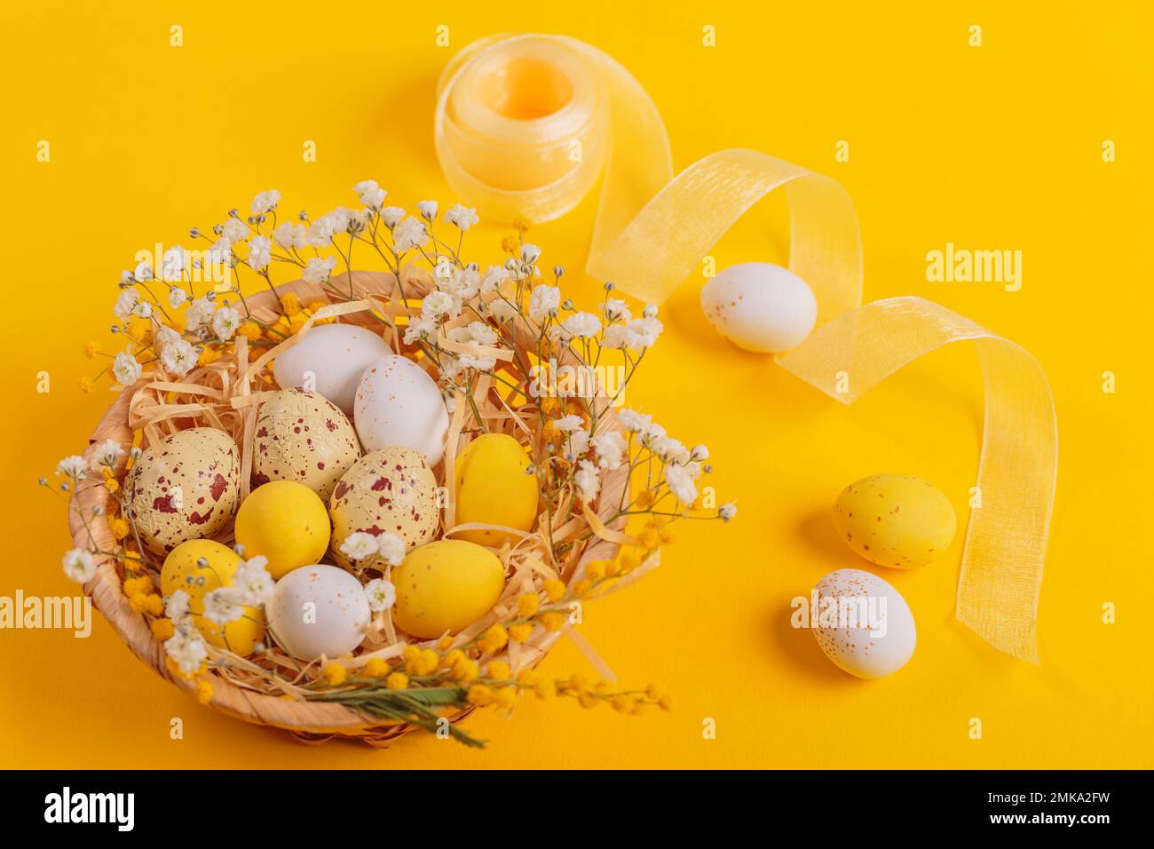 Bonbons de Pâques œufs au chocolat et bonbons aux amandes couchés dans un nid d'oiseau Banque D'Images