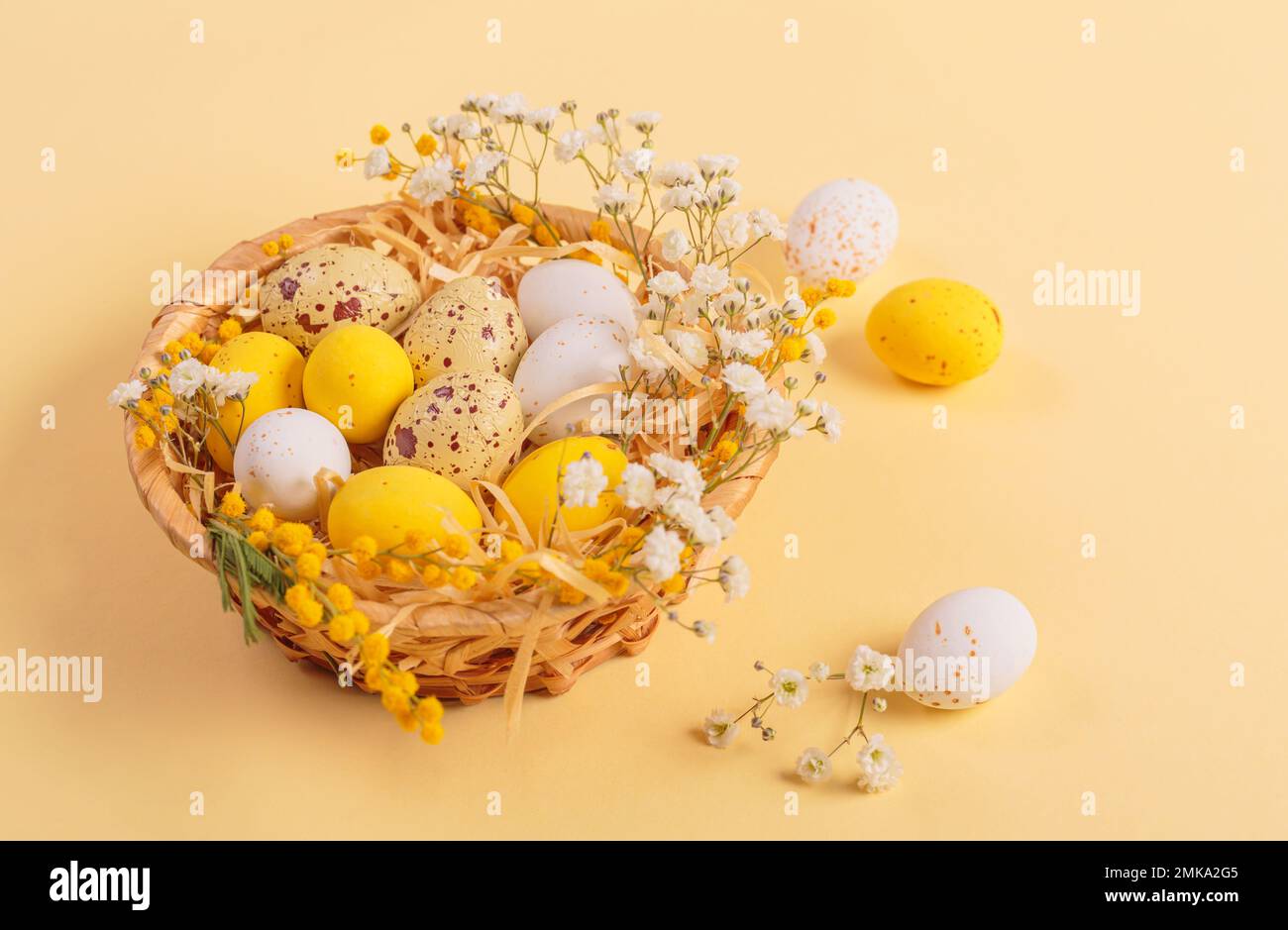 Bonbons de Pâques œufs au chocolat et bonbons aux amandes couchés dans un nid d'oiseau Banque D'Images