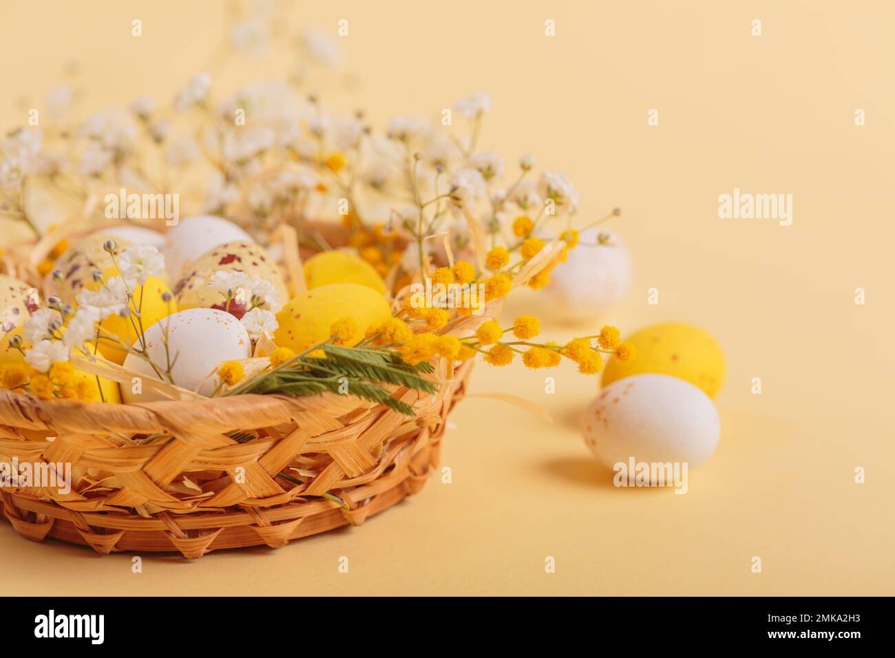 Bonbons de Pâques œufs au chocolat et bonbons aux amandes couchés dans un nid d'oiseau Banque D'Images