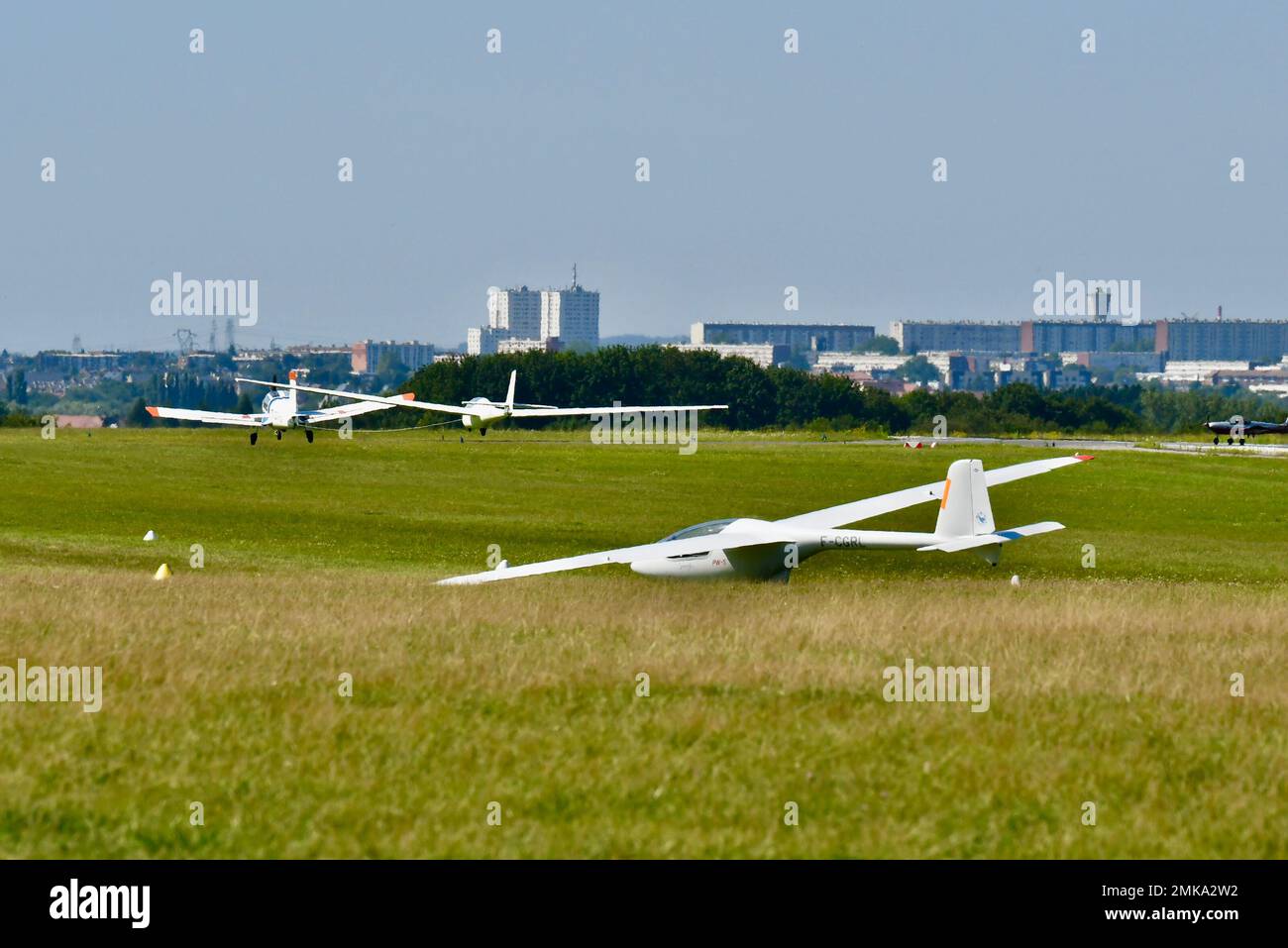 Un planeur Centrair SNC 34 C Alliance est en train de décoller remorqué par un rallye Socata Banque D'Images