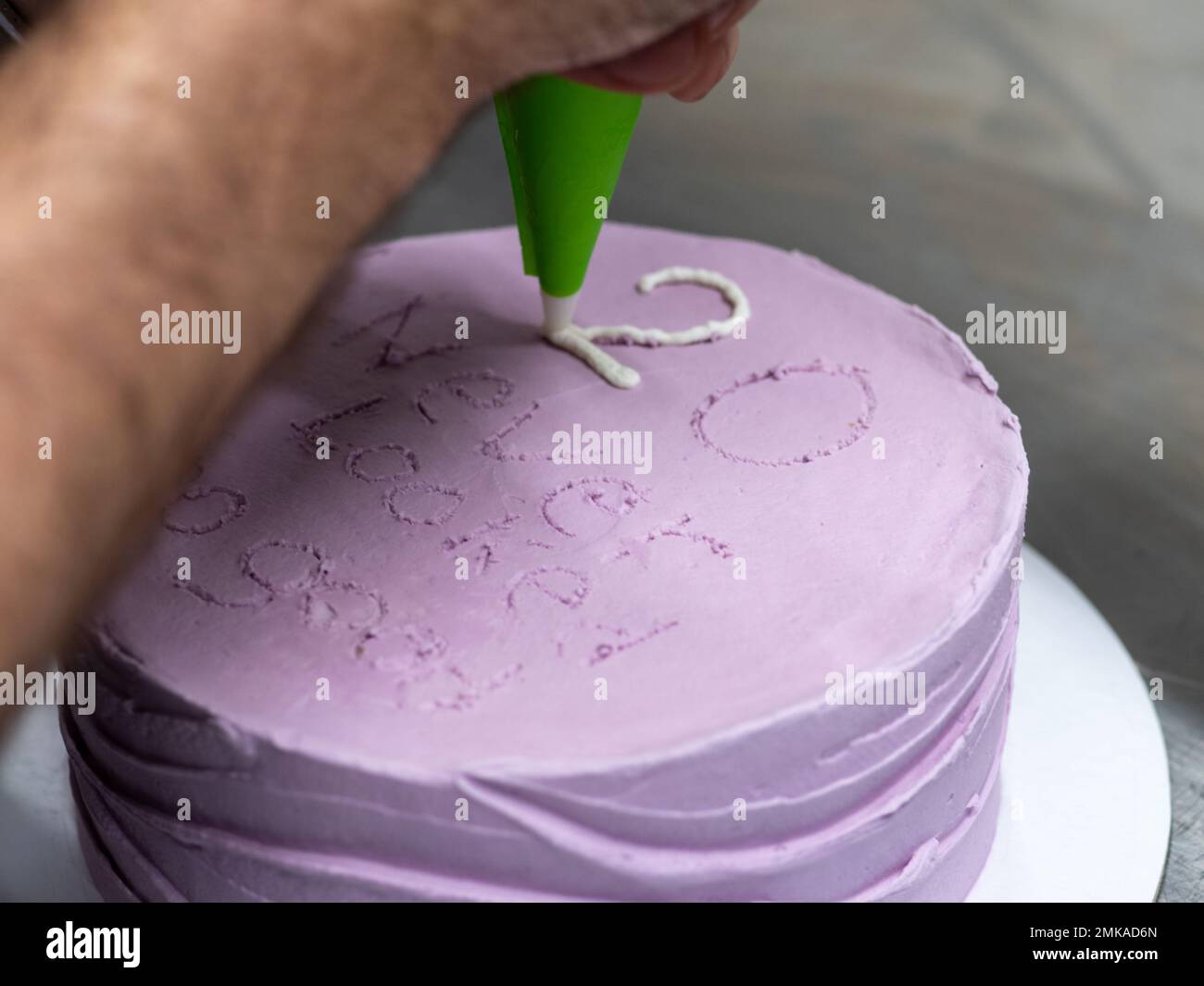 gâteau dépoli vieux de 20 ans décoré d'une phrase crème faite à la main par le designer boulanger Banque D'Images
