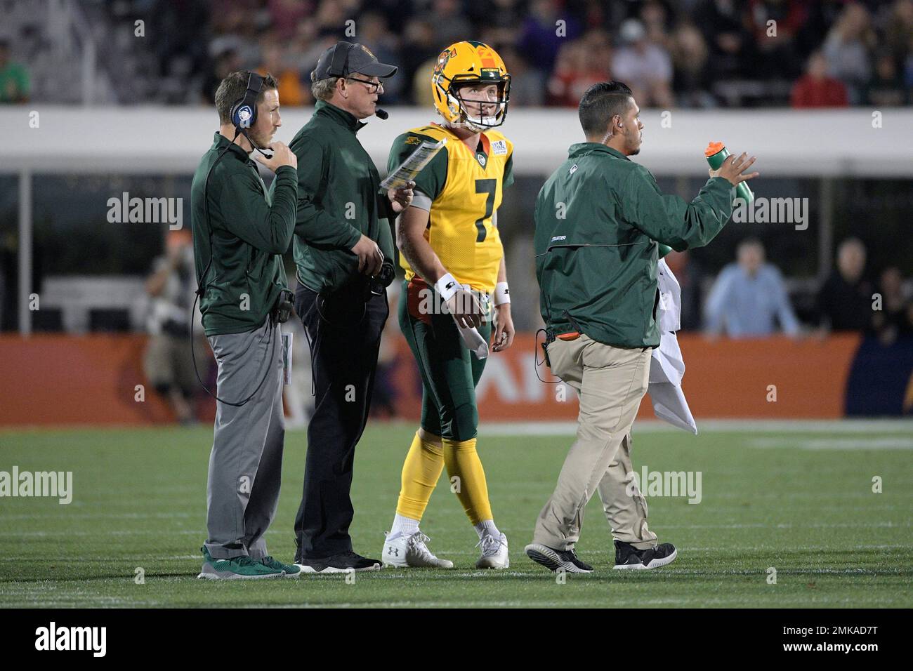 Arizona Hotshots head coach Rick Neuheisel, second from left, talks with quarterback John Wolford (7) during the first half of an AAF football game against the Orlando Apollos Saturday, March 16, 2019, in Orlando, Fla. (AP Photo/Phelan M. Ebenhack) Banque D'Images
