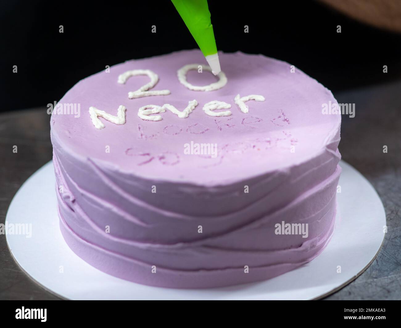 gâteau dépoli vieux de 20 ans décoré d'une phrase crème faite à la main par le designer boulanger Banque D'Images