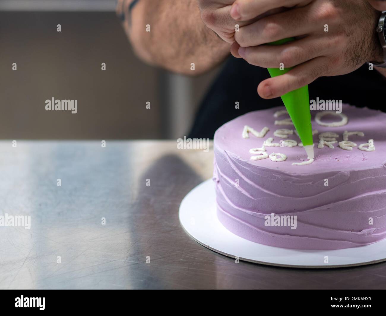 gâteau dépoli vieux de 20 ans décoré d'une phrase crème faite à la main par le designer boulanger Banque D'Images
