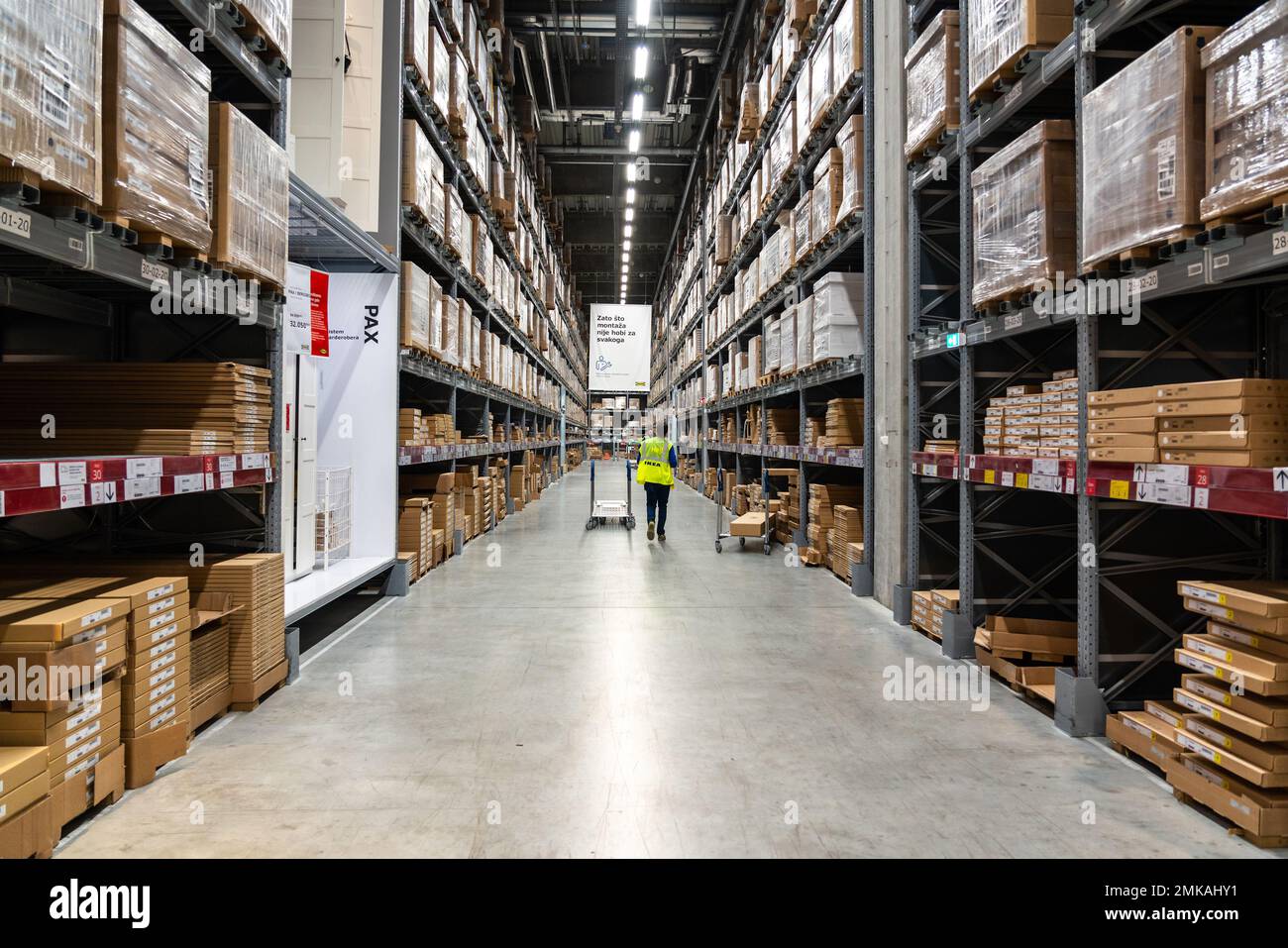 Belgrade, Serbie - 02 janvier 2023 : allée d'entrepôt dans le magasin IKEA. Entrepôt de meubles IKEA Banque D'Images