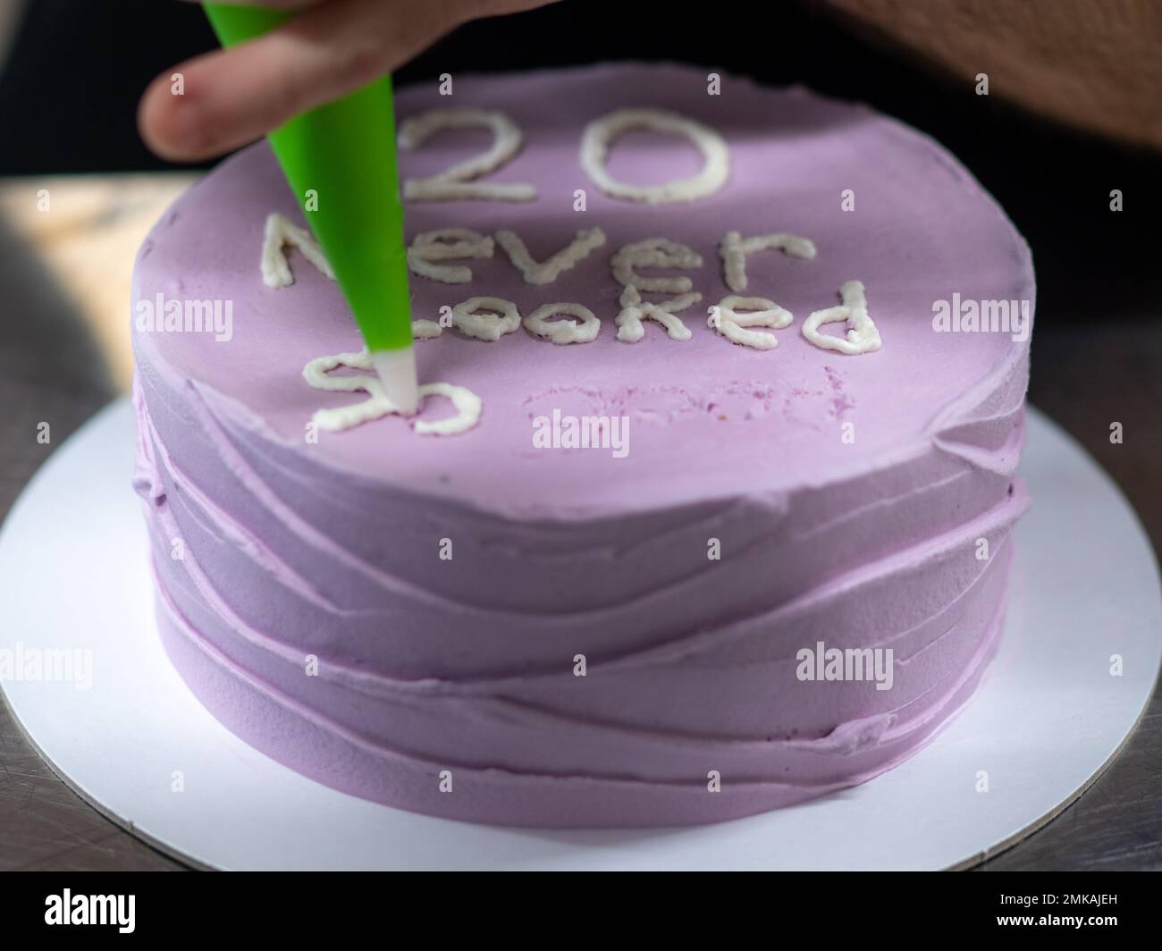 gâteau dépoli vieux de 20 ans décoré d'une phrase crème faite à la main par le designer boulanger Banque D'Images
