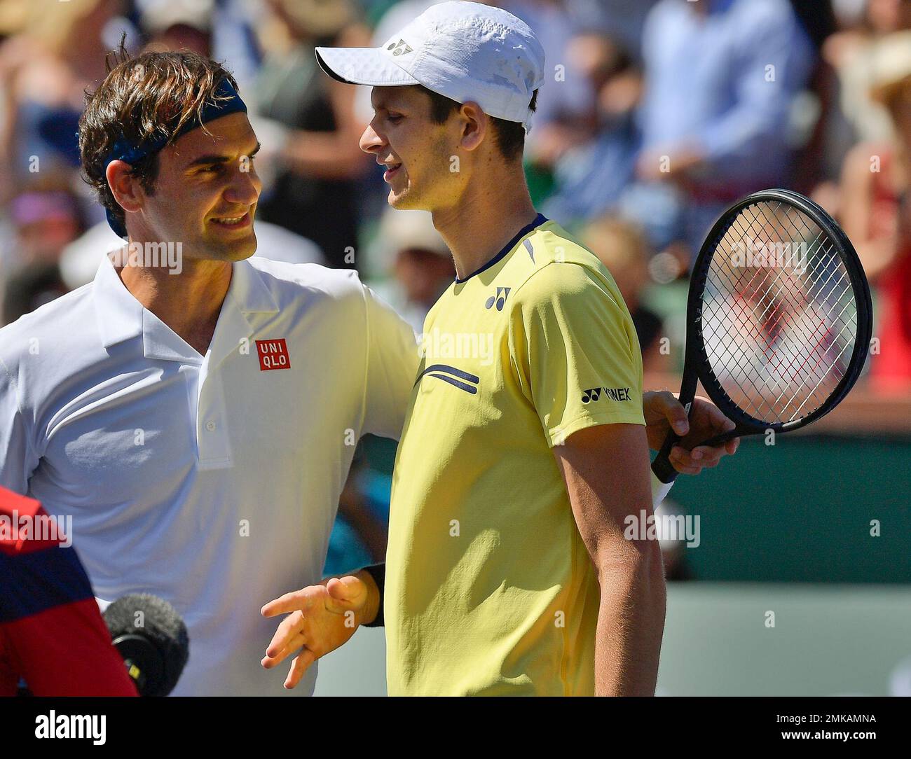 Roger Federer, of Switzerland, left, talks with Hubert Hurkacz, of Poland at the BNP Paribas Open tennis tournament Friday, March 15, 2019, in Indian Wells, Calif. Federer defeated Hurkacz, 6-4, 6-4. (AP Photo/Mark J. Terrill) Banque D'Images