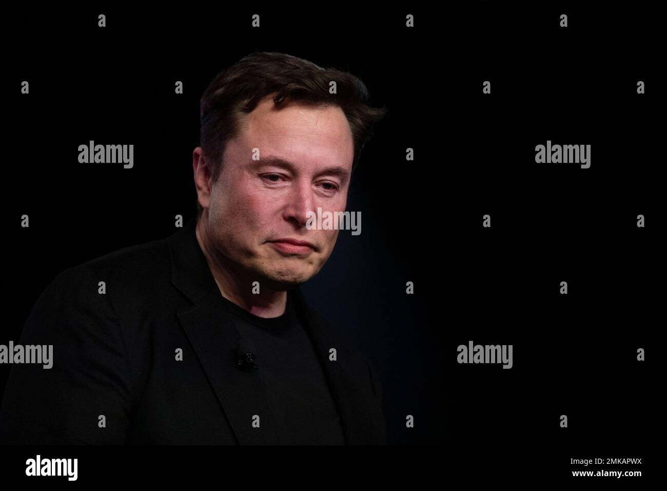 Tesla CEO Elon Musk pauses while speaking before unveiling the Model Y at the company's design studio Thursday, March 14, 2019, in Hawthorne, Calif. The Model Y may be Tesla's most important product yet as it attempts to expand into the mainstream and generate enough cash to repay massive debts that threaten to topple the Palo Alto, California, company. (AP Photo/Jae C. Hong) Banque D'Images