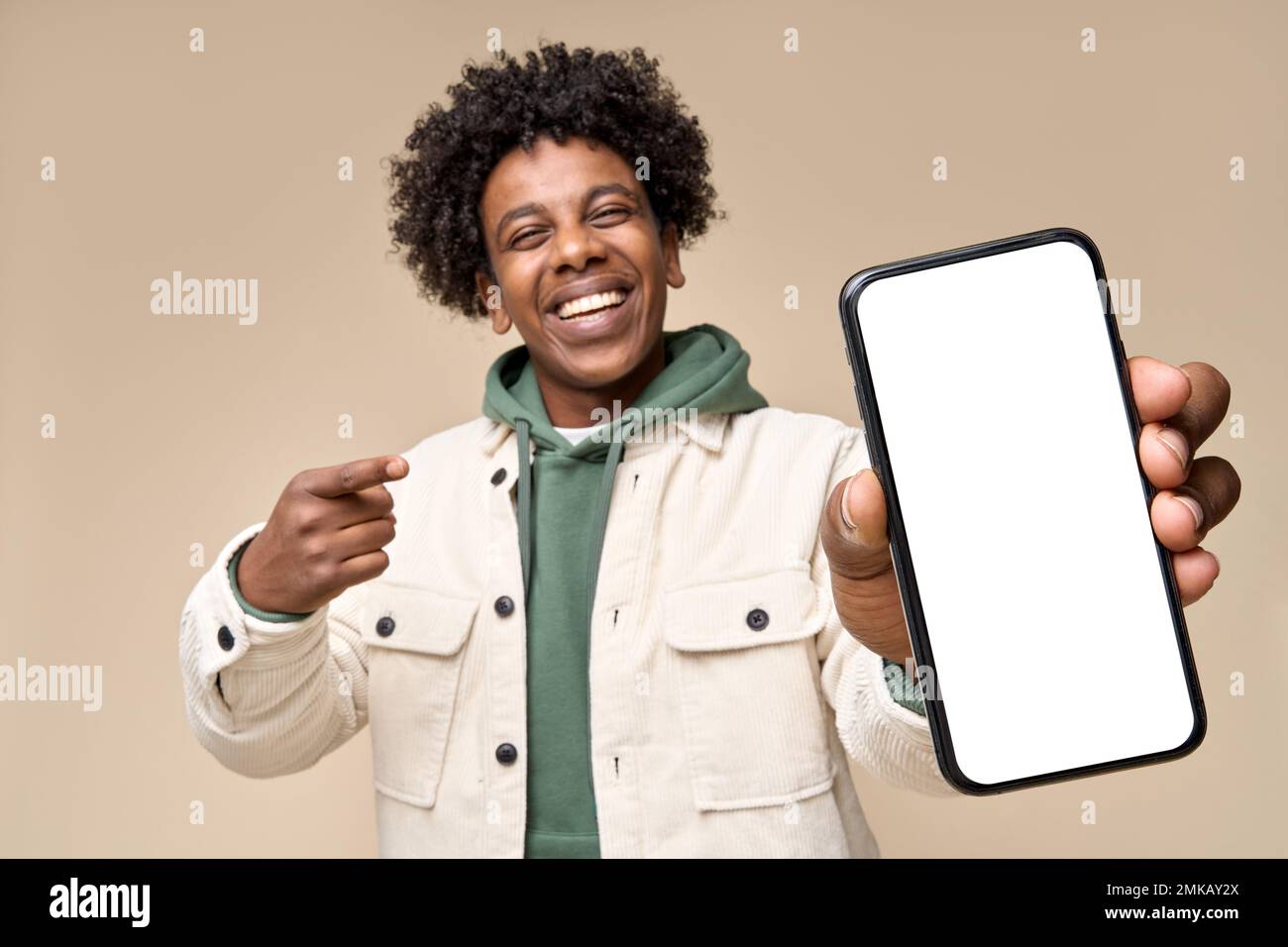 Un bon étudiant afro-américain montrant un grand écran de téléphone mobile. Banque D'Images