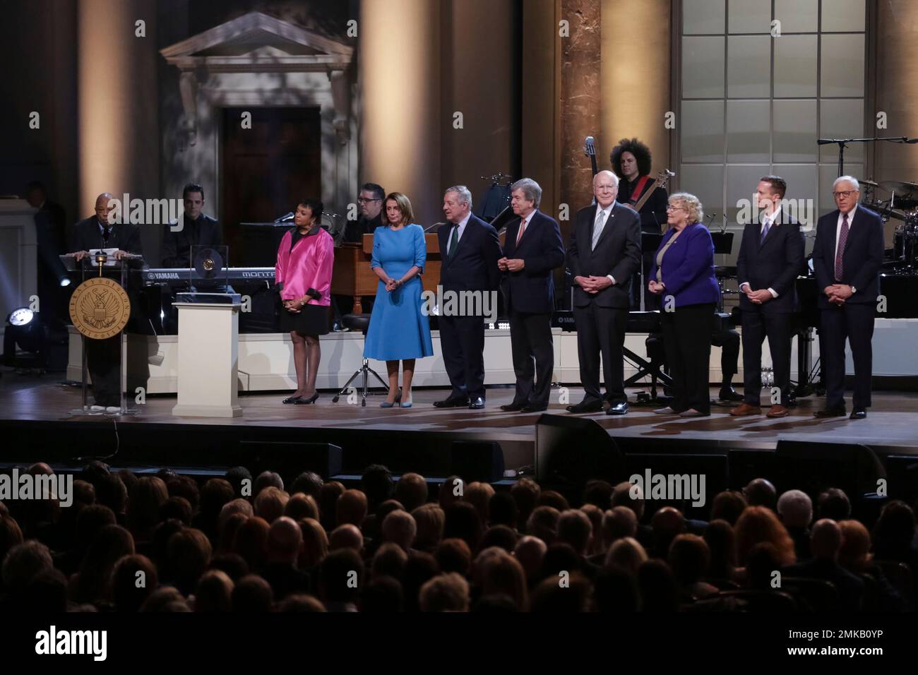Musician/composer Quincy Jones, from left, Librarian of Congress Carla Hayden, Speaker of the House Nancy Pelosi and members of Congress appear on stage during the Library of Congress Gershwin Prize tribute concert held at DAR Constitution Hall on Wednesday, March 13, 2019, in Washington. (Photo by Brent N. Clarke/Invision/AP) Banque D'Images
