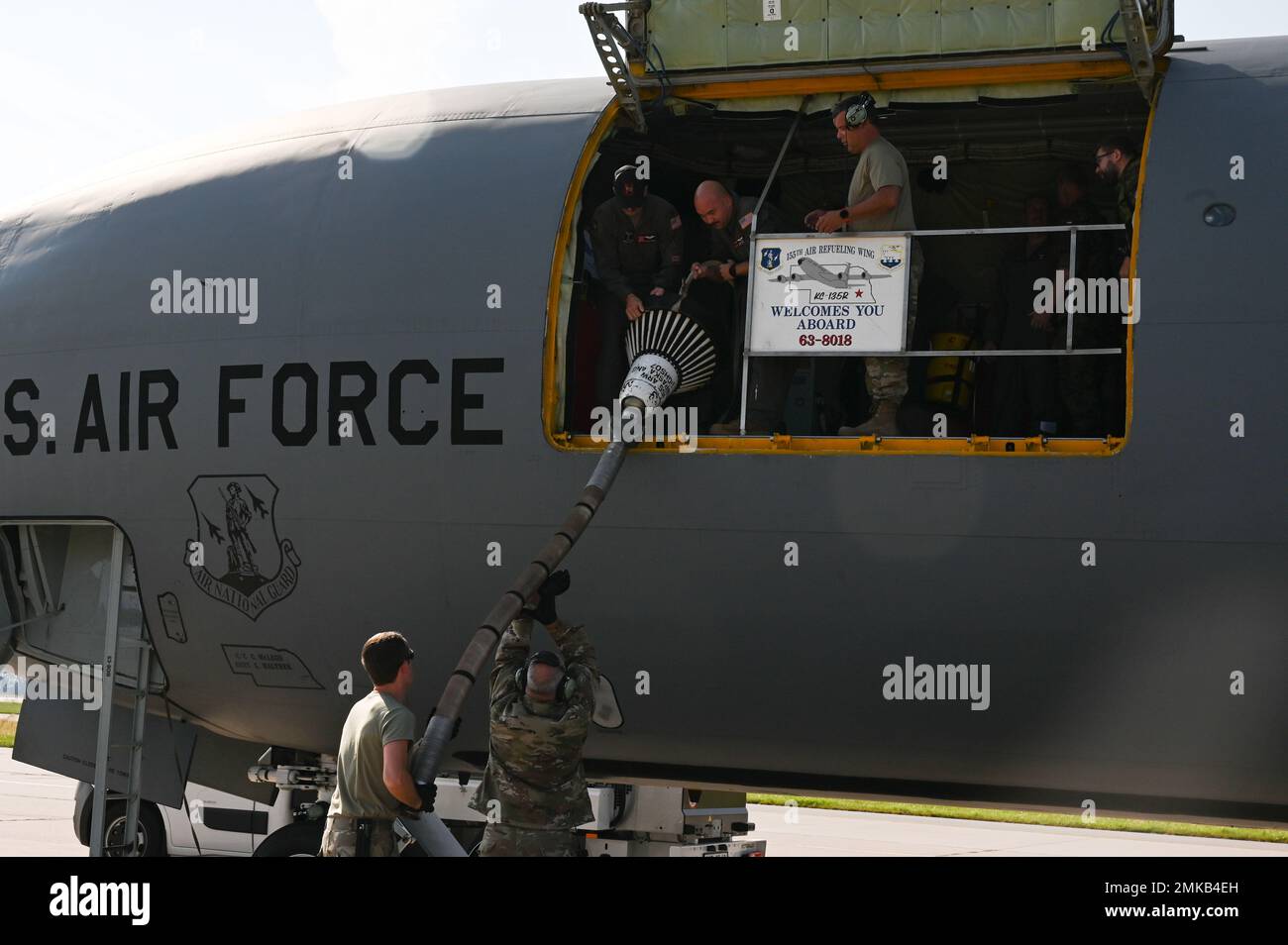 155th ravitaillement en air les opérateurs de la rampe de l'escadre et le personnel d'entretien lèvent l'ensemble de la rampe dans le KC-135R Stratotanker, le 7 septembre 2022, au cours de l'exercice de grève ample 2022. Les gardes d'air et les aviateurs des citoyens de réserve fournissent un soutien essentiel dans la zone d'opérations USAFE-AFRIQUE en se déployant et en interagissant avec une variété de nations. Banque D'Images