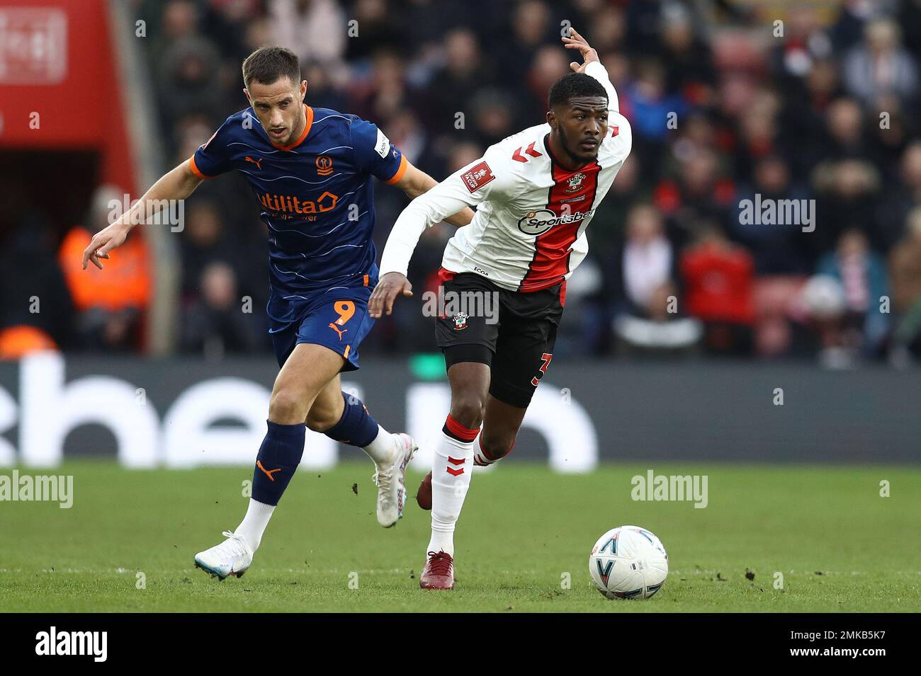 Southampton, Royaume-Uni. 28th janvier 2023. Ainsley Maitland-Niles de Southampton et Jerry Yates de Blackpool défi pour le ballon lors du match de la FA Cup au St Mary's Stadium, Southampton. Le crédit photo devrait se lire: Paul Terry/Sportimage crédit: Sportimage/Alay Live News Banque D'Images