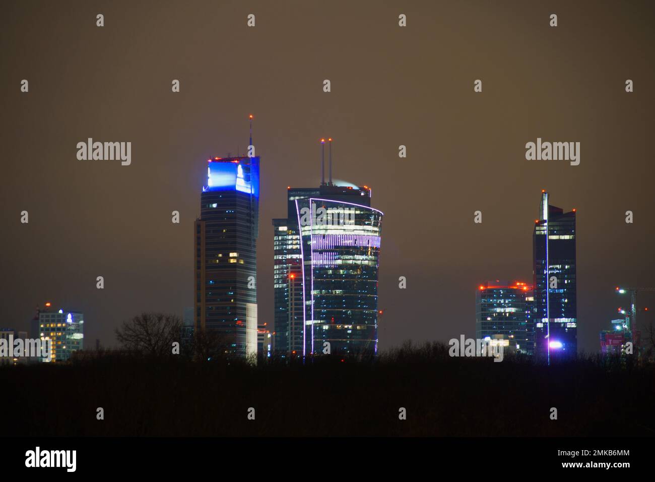 Vue de nuit sur les gratte-ciels du centre-ville de Varsovie Banque D'Images